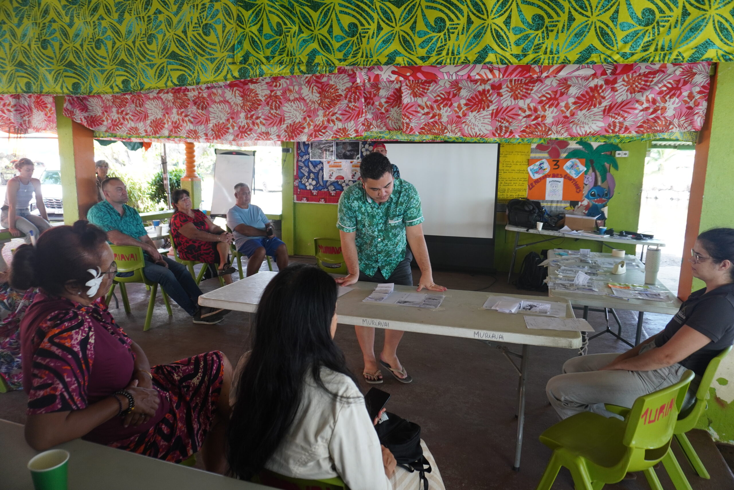 Restitution des ateliers participatifs réalisés par les membres du Conseil de gestion de la Punaru’u, Puna’auia, Tahiti groupe par groupe. Raitava Matehau, animateur d’un groupe prend la parole. 