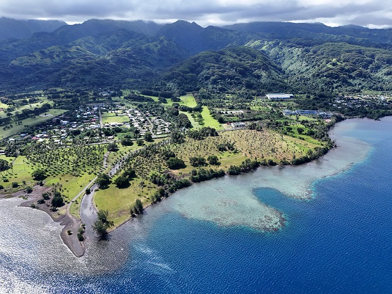 Image drone du site d'Atimaono, où seront relâchés les oursins dans le cadre de l'action Aquaculture restaurative © Alexandre Mercière