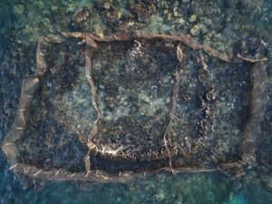 Image drone des cages expérimentales des oursins dans le lagon de Vairao, Centre Ifremer du Pacifique © Alexandre Mercière