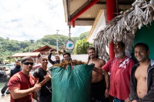 Pesée des algues récoltées pendant le ramassage, projet Moana Fenua © Théo Guillaume